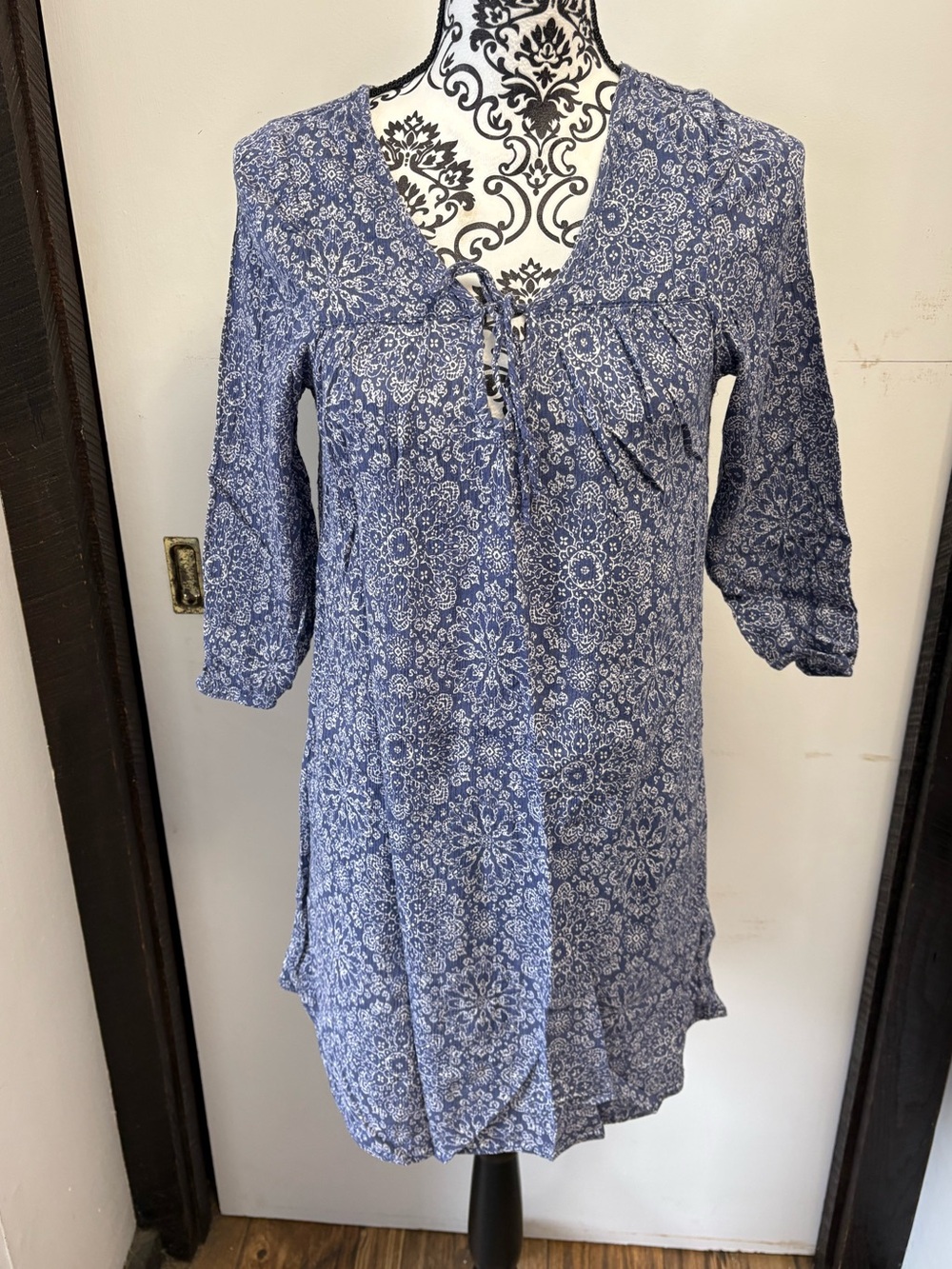 H&M Blue & White Floral Medallion Tie-Neck Women's Lightweight Dress Size 8